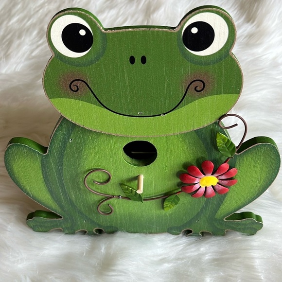 NWOT Frog Birdhouse Green with Red Flower Wood Hanging - Picture 2 of 14